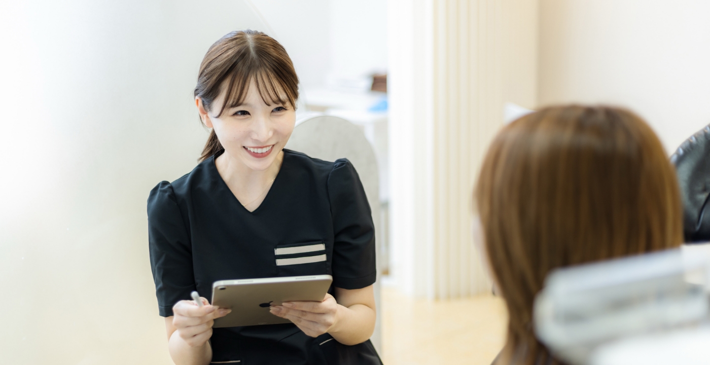 歯科衛生士が説明している様子