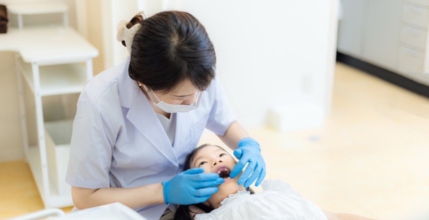 子供を治療している様子