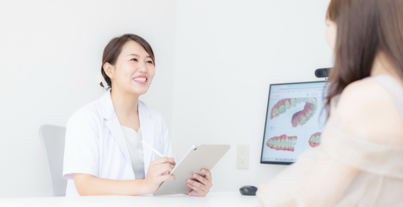 歯科医師がカウンセリングしている様子